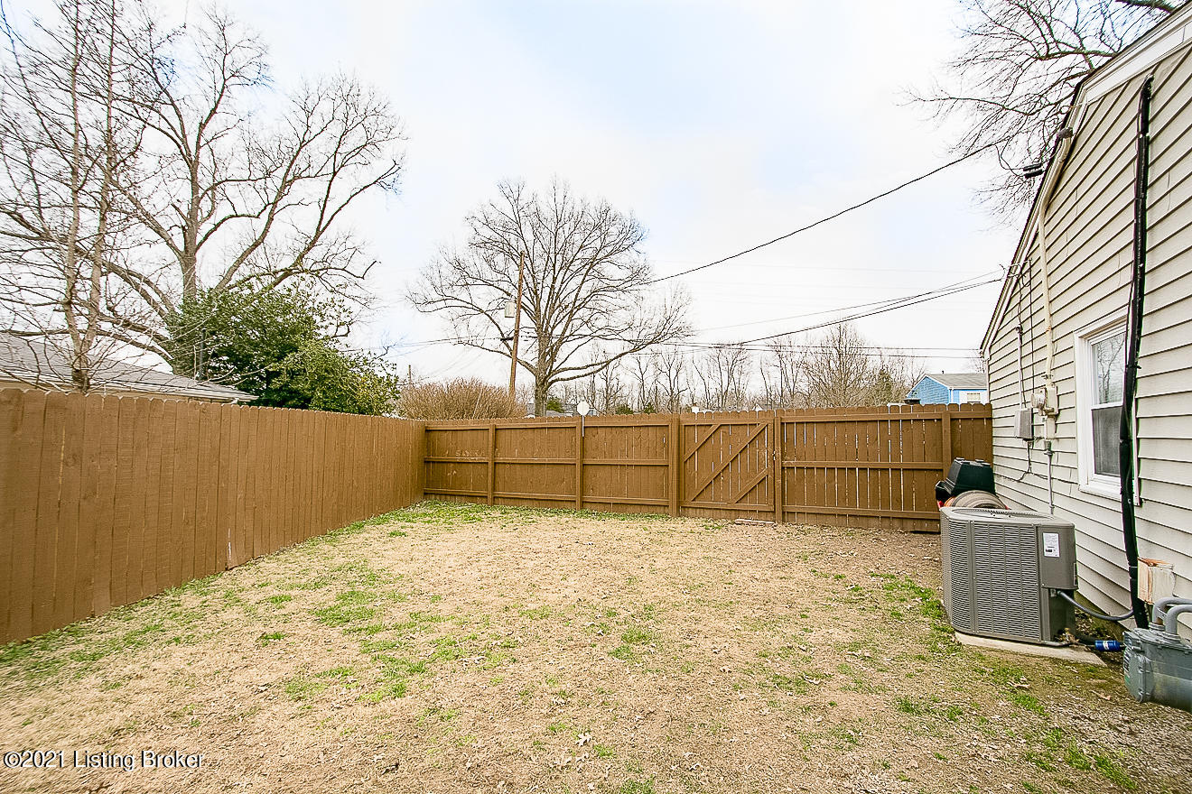 6410 Fernview Road Louisville, KY 40291 - Photo 38 of 43 Fenced Yard