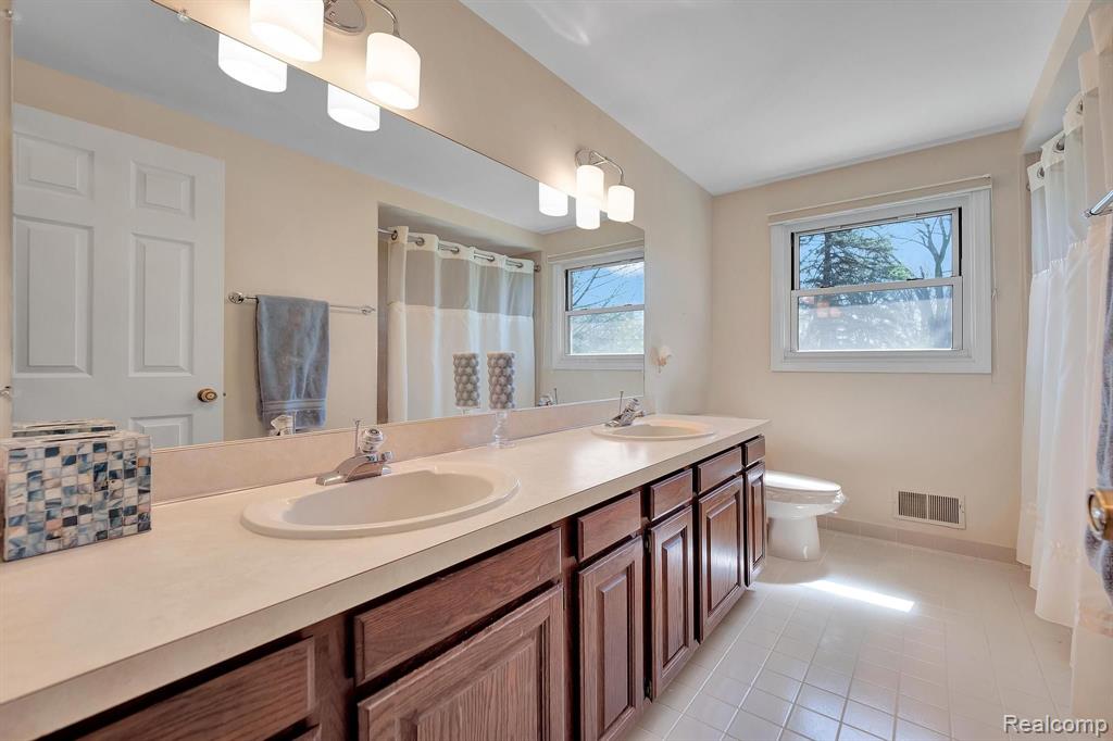 541 Augusta Drive Rochester Hills, MI 48309 - Photo 47 of 74