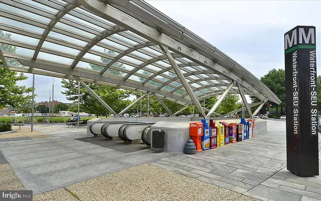 a view of a parking area