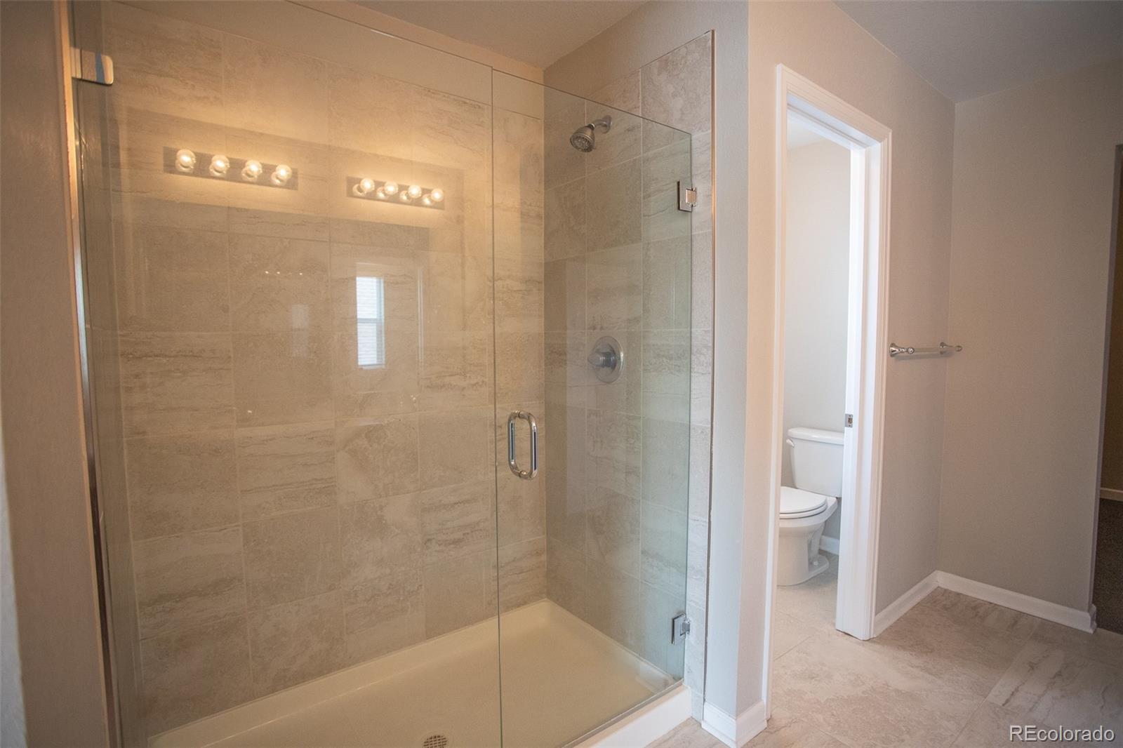 16343 East 100th Way Commerce City, CO 80022 - Photo 27 of 38 a bathroom with a bathtub