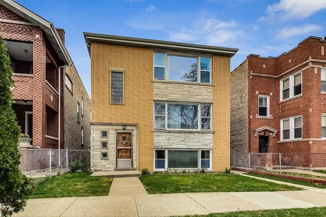 $2,400 | 5151 West Agatite Avenue, Unit 2, Chicago, IL 60630