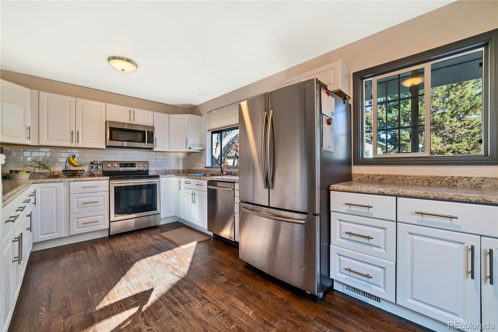 3796 South Ceylon Way Aurora, CO 80013 - Photo 4 of 16 a kitchen with granite countertop a refrigerator stove and sink