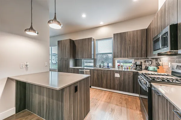 $2,890 | 2136 Dennis Street, Houston, TX 77004