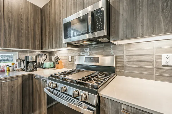 $2,890 | 2136 Dennis Street, Houston, TX 77004