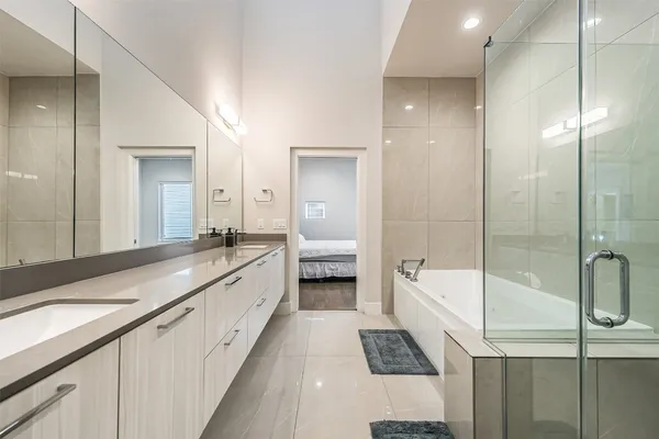 $2,890 | 2136 Dennis Street, Houston, TX 77004