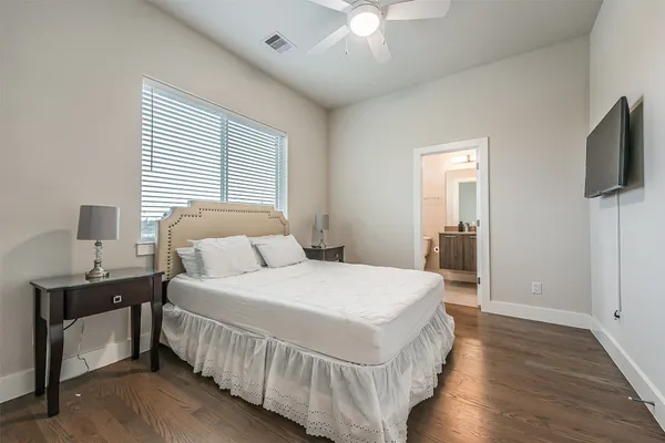 $2,890 | 2136 Dennis Street, Houston, TX 77004