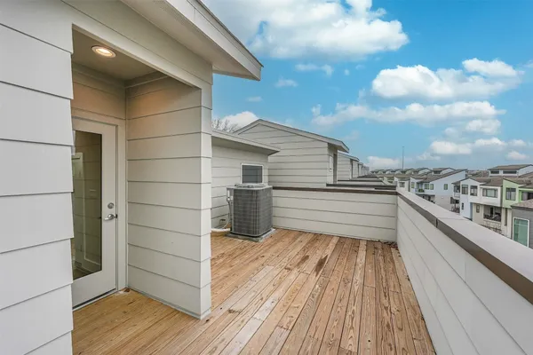 $2,890 | 2136 Dennis Street, Houston, TX 77004