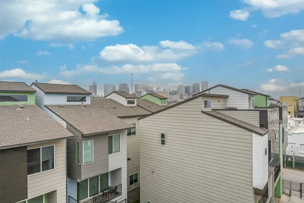 $2,890 | 2136 Dennis Street, Houston, TX 77004