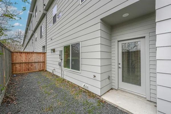 $2,890 | 2136 Dennis Street, Houston, TX 77004