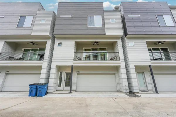 $2,890 | 2136 Dennis Street, Houston, TX 77004