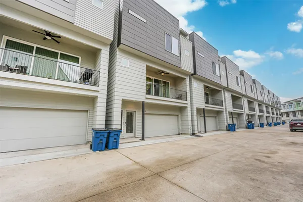 $2,890 | 2136 Dennis Street, Houston, TX 77004