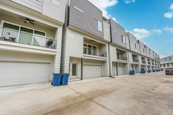 $2,890 | 2136 Dennis Street, Houston, TX 77004