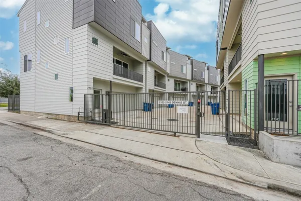 $2,890 | 2136 Dennis Street, Houston, TX 77004