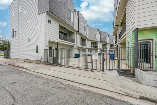 $2,890 | 2136 Dennis Street, Houston, TX 77004