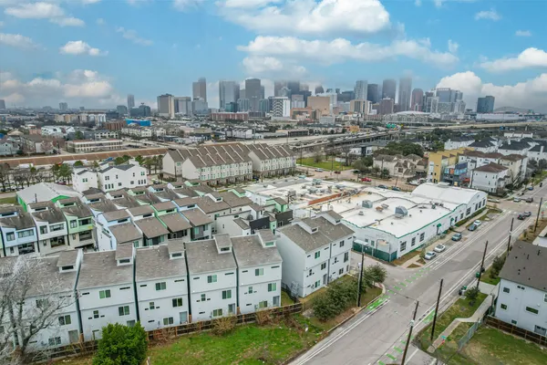 $2,890 | 2136 Dennis Street, Houston, TX 77004