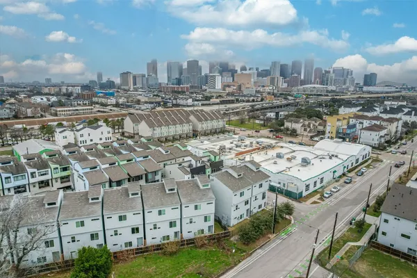 $2,890 | 2136 Dennis Street, Houston, TX 77004