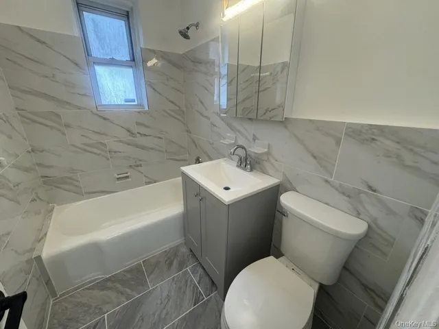 $169,000 | 5639 Netherland Avenue, Unit 1B | North Riverdale