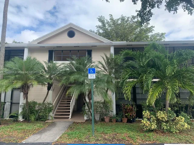 $2,350 | 907 Northeast 199th Street, Unit 204, Miami, FL 33179