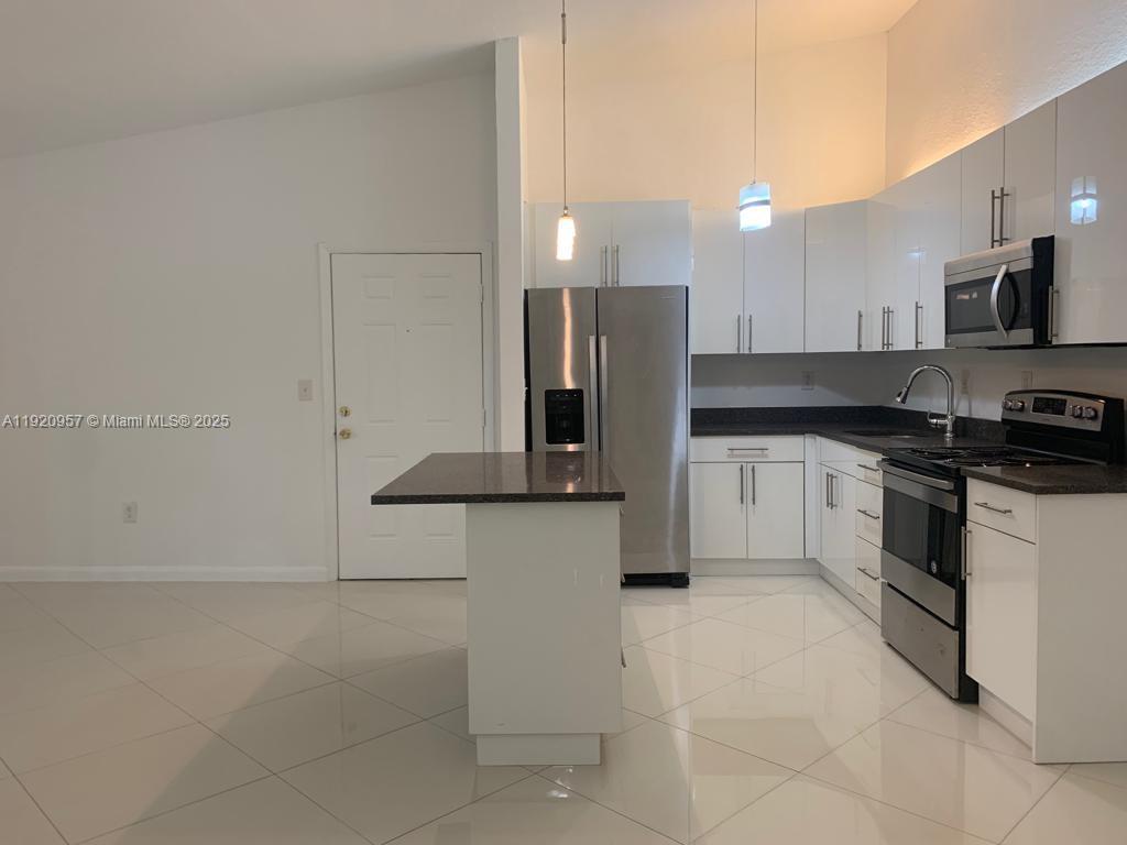 907 Northeast 199th Street, Unit 204 Miami, FL 33179 - Photo 5 of 16