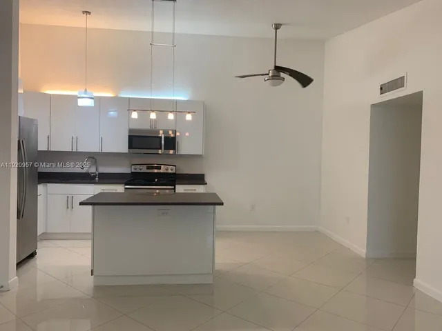 $2,350 | 907 Northeast 199th Street, Unit 204, Miami, FL 33179