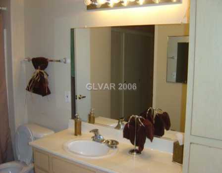 1881 West Alexander Road, Unit 2075 North Las Vegas, NV 89032 - Photo 4 of 5 Master Bath/Spa.