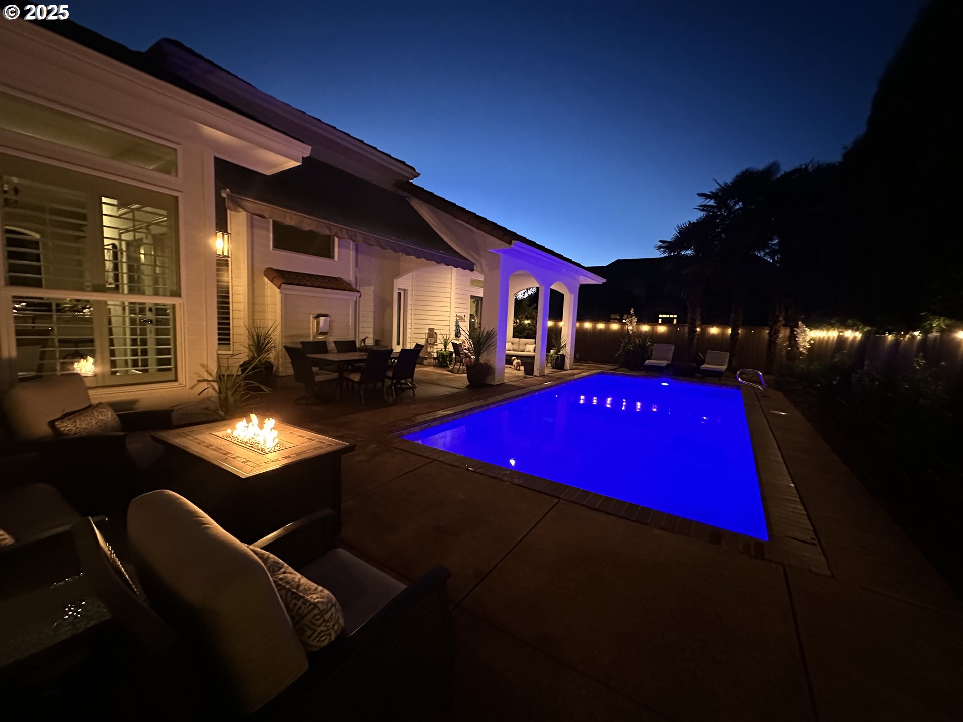 3193 Metolius Drive Eugene, OR 97408 - Photo 34 of 39 a view of swimming pool with lawn chairs under an umbrella