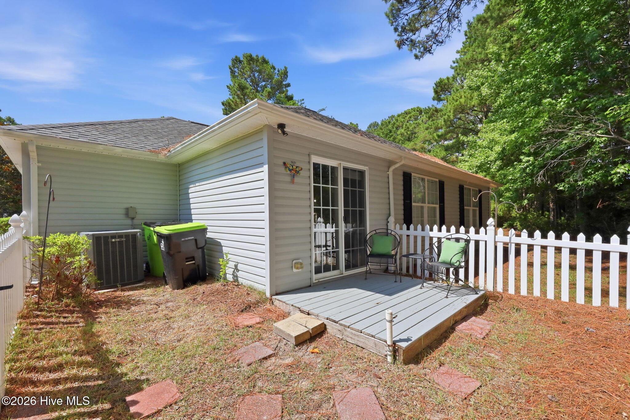 702 Hummingbird South Swansboro, NC 28584 - Photo 29 of 34 Patio and yard