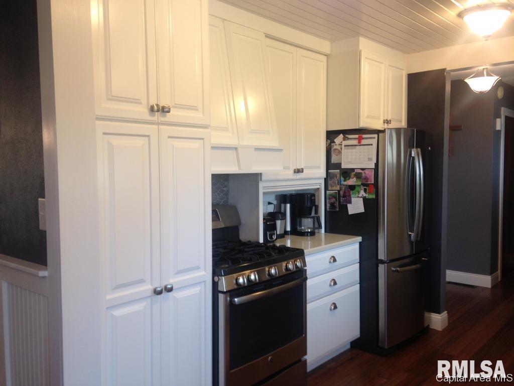 765 Persimmon Road Petersburg, IL 62675 - Photo 14 of 34 Gallery Image 14