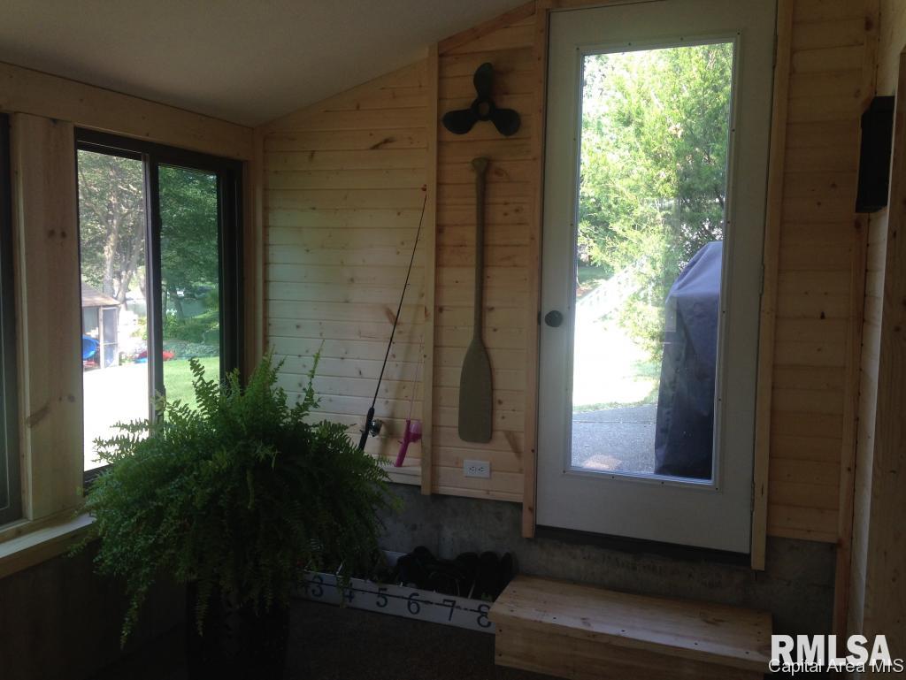 765 Persimmon Road Petersburg, IL 62675 - Photo 23 of 34 Gallery Image 23