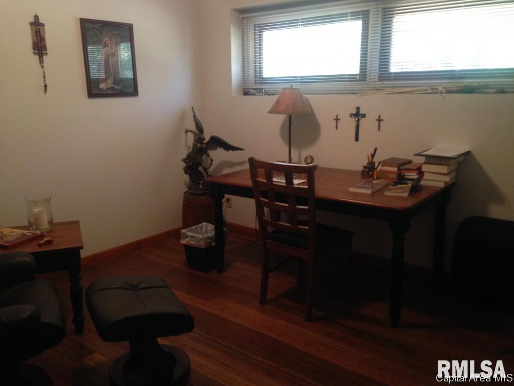 765 Persimmon Road Petersburg, IL 62675 - Photo 26 of 34 Gallery Image 26