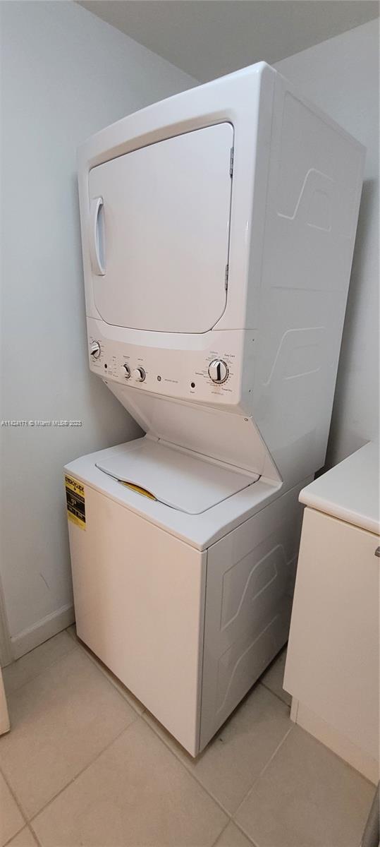 2650 Lake Shore Drive, Unit 2202 Riviera Beach, FL 33404 - Photo 17 of 29 a utility room with dryer and washer