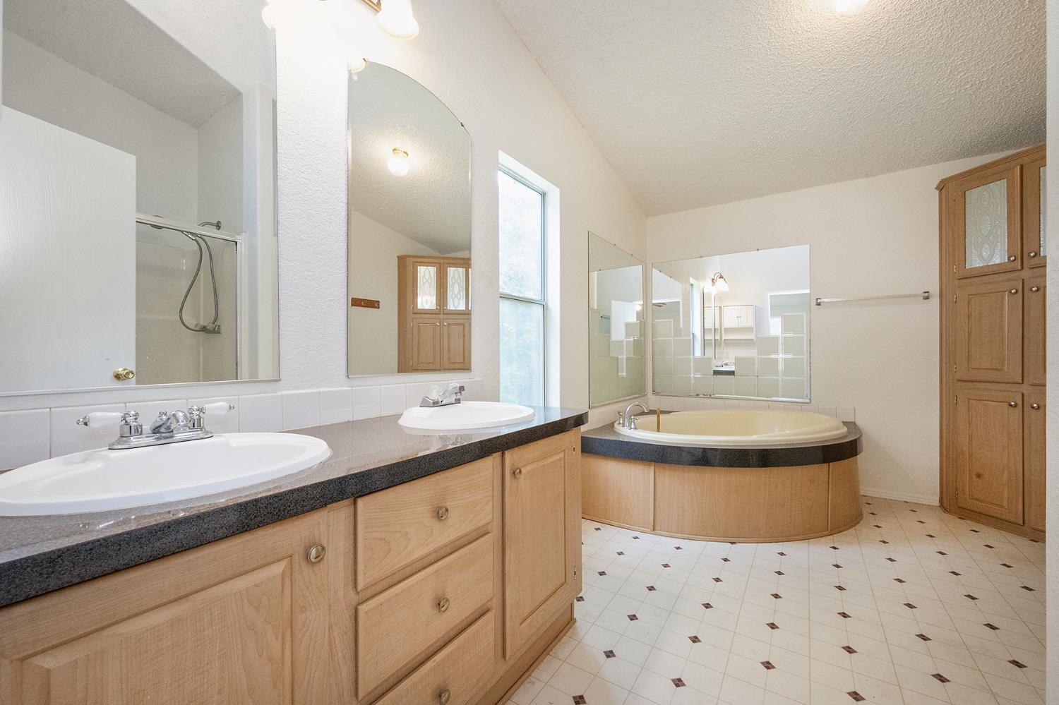 2470 Buffalo Hill Road Georgetown, CA 95634 - Photo 25 of 62 Spacious Main Bathroom
