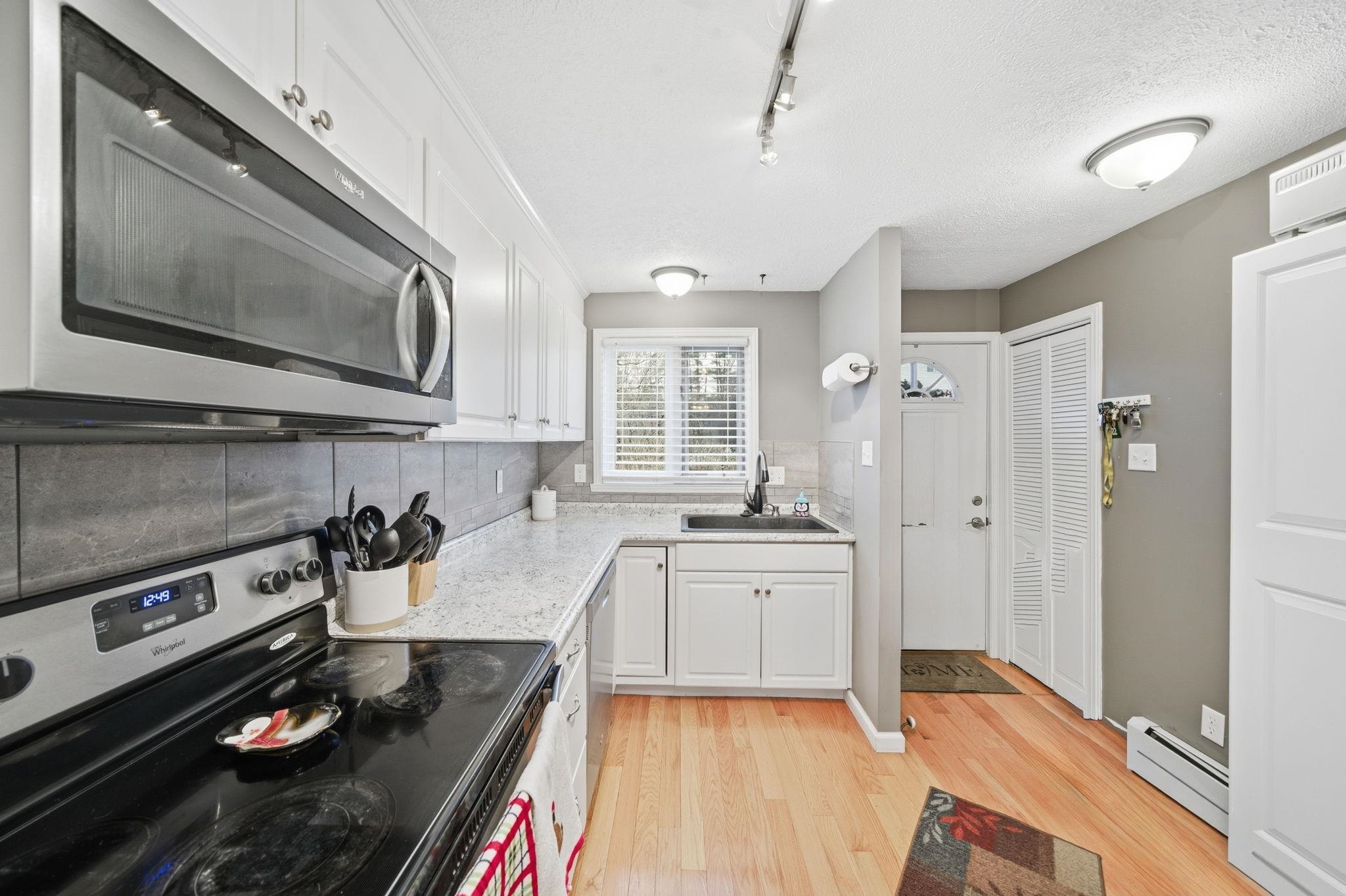 22 Kimberly Drive Merrimack, NH 03054 - Photo 13 of 45