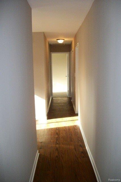 4895 Pelton Road Clarkston, MI 48346 - Photo 5 of 9 Hallway - new laminate