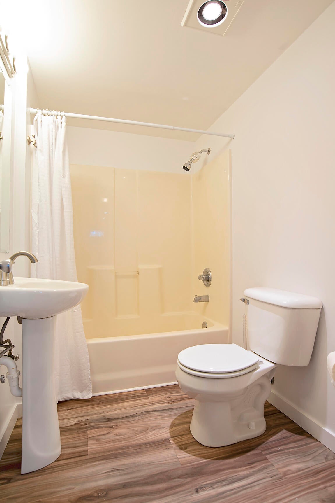 6119 Table Rock Road Central Point, OR 97502 - Photo 18 of 24 Bathroom