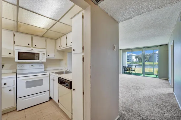 $2,100 | 9440 Poinciana Place, Unit 109, Davie, FL 33324