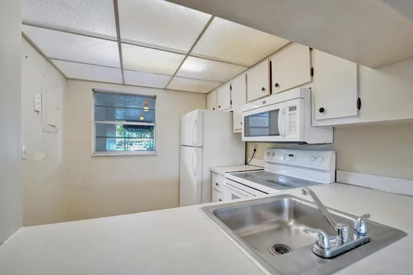 $2,100 | 9440 Poinciana Place, Unit 109, Davie, FL 33324