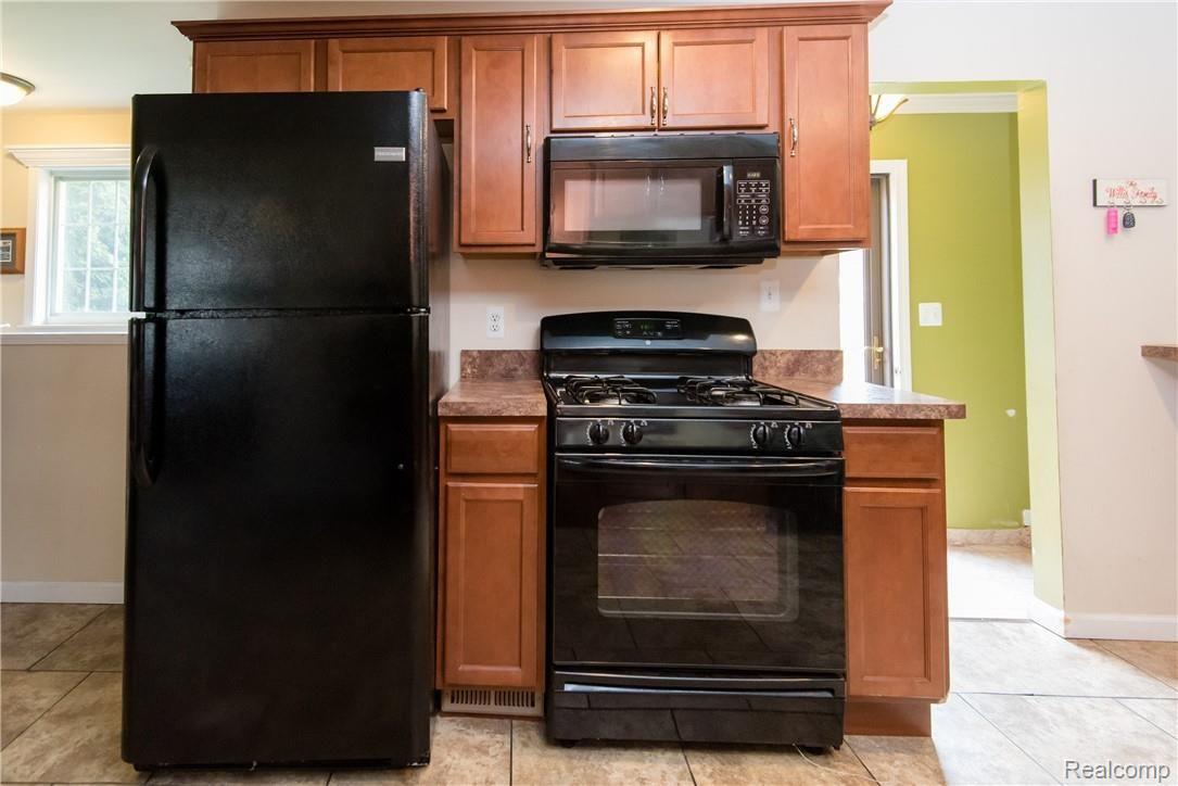 15781 Colbert Street Romulus, MI 48174 - Photo 9 of 21 9-Kitchen 3.jpg