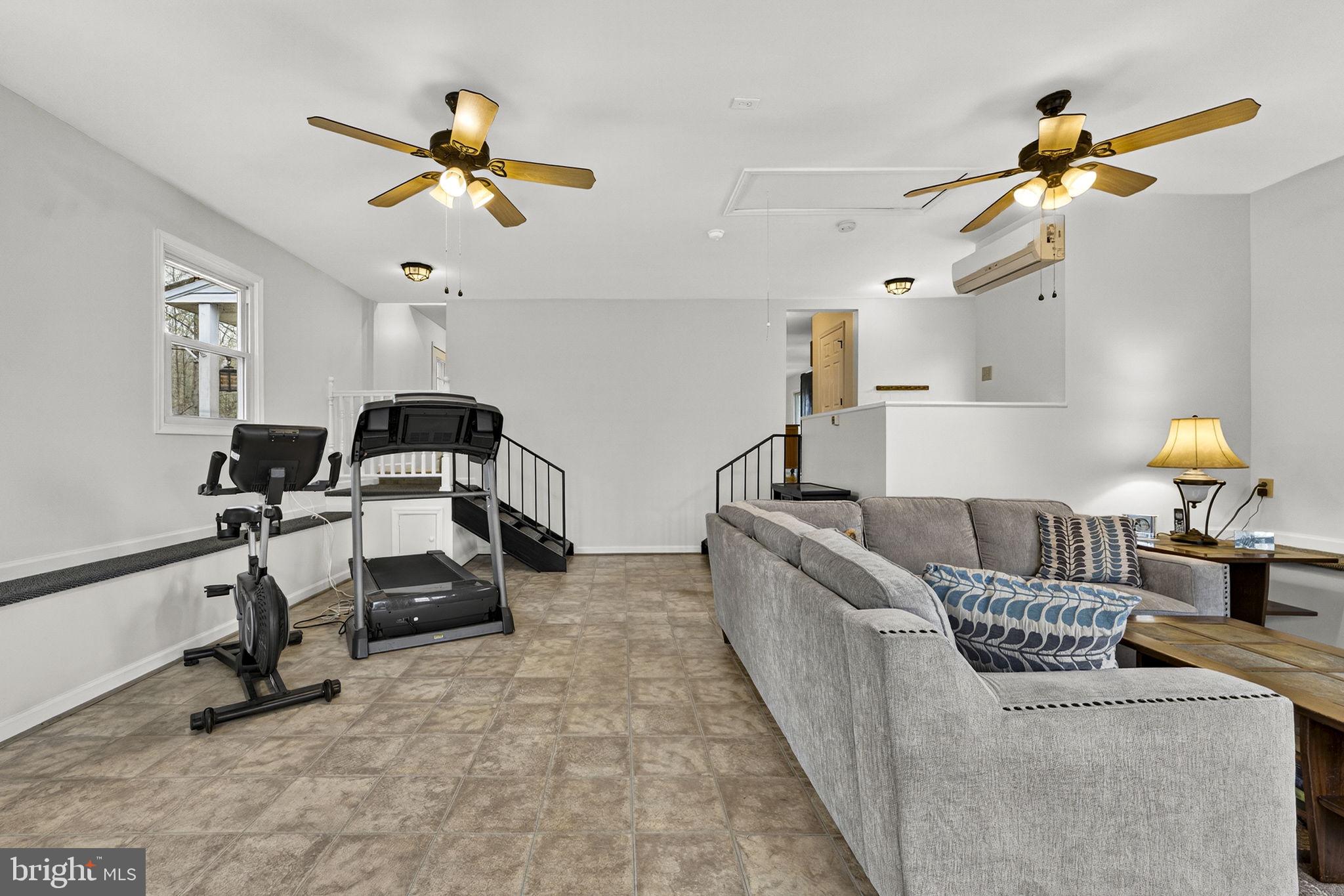 2266 Beaver Dam Road Midland, VA 22728 - Photo 47 of 93 a living room with furniture