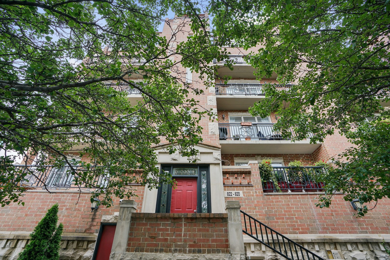 822 West Hubbard Street, Unit 5 Chicago, IL 60642 - Photo 29 of 31 an outdoor space with lots of palm trees