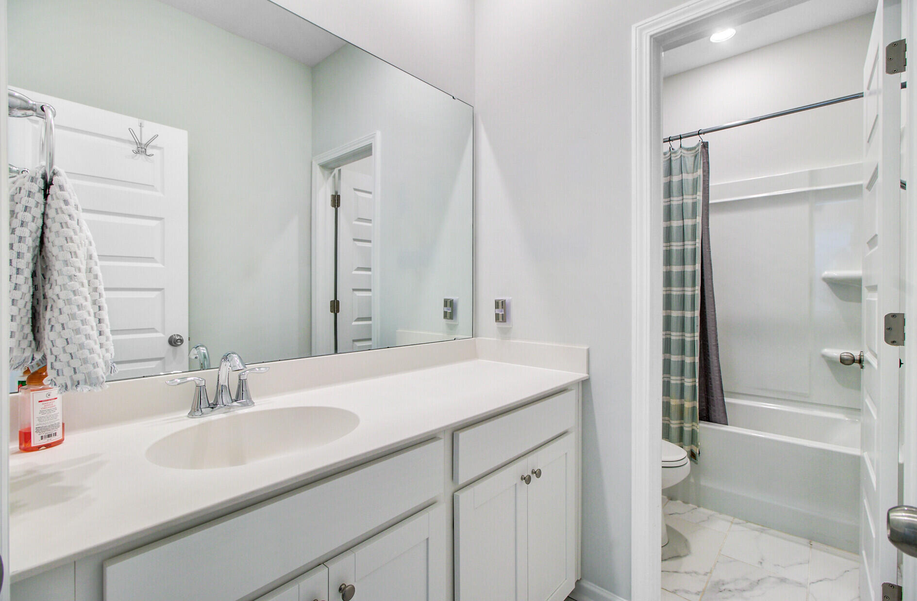 505 North Commodore Way Summerville, SC 29483 - Photo 36 of 53 Upstairs Bathroom