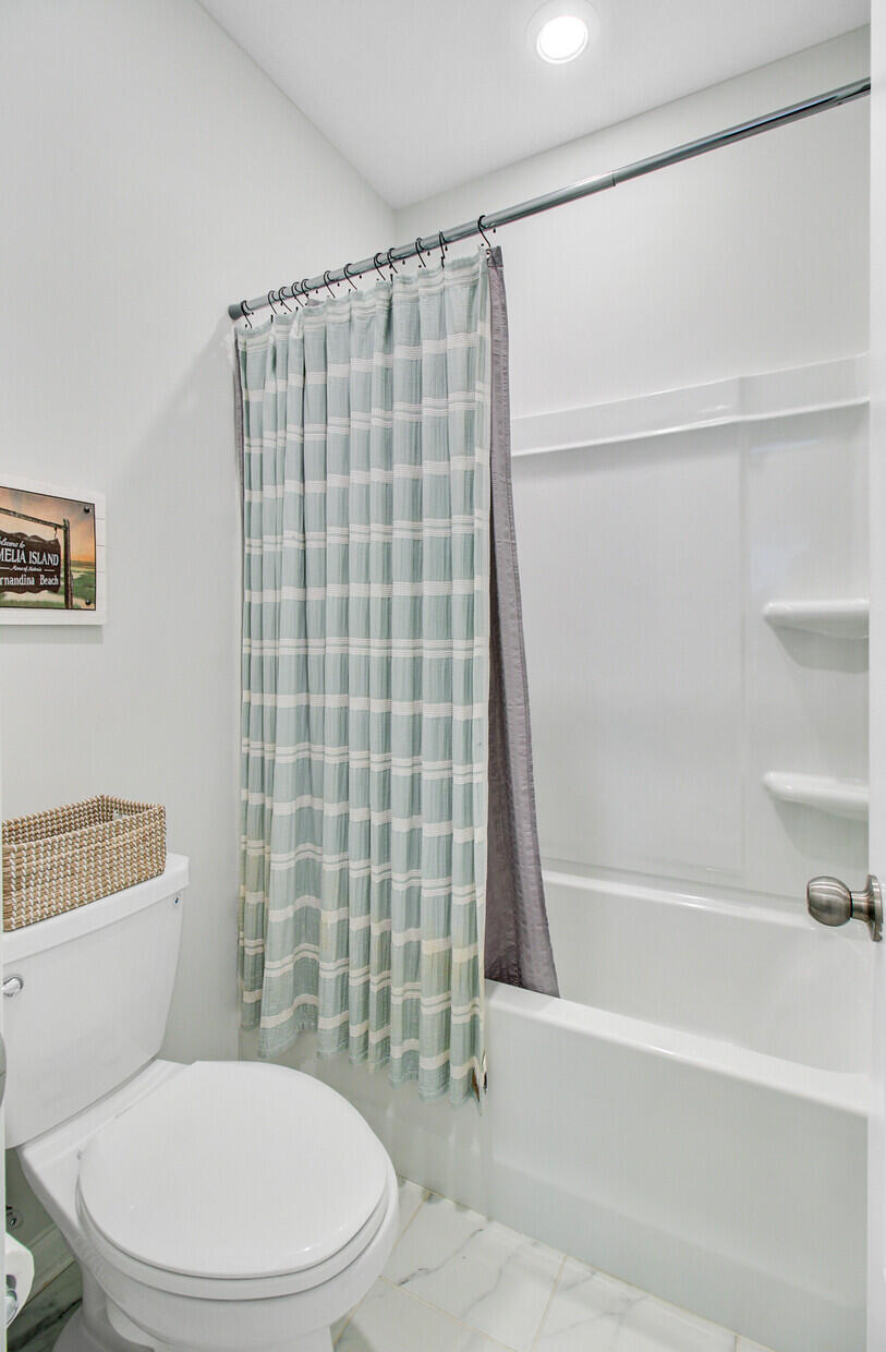 505 North Commodore Way Summerville, SC 29483 - Photo 37 of 53 Upstairs Bathroom