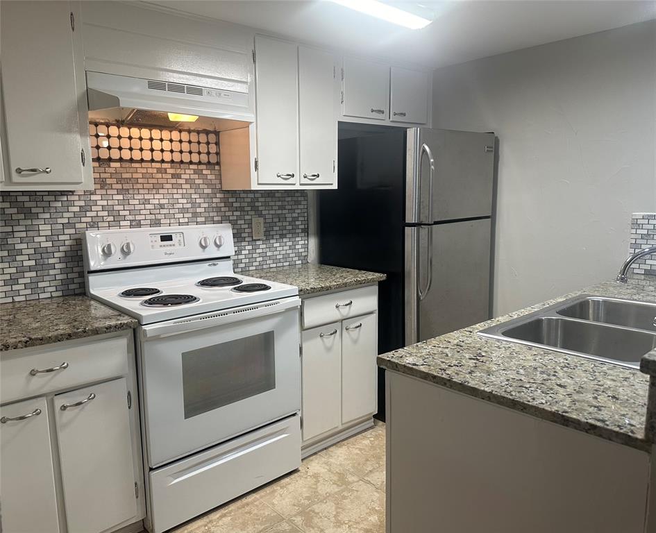 3121 Park Lane, Unit 1147 Dallas, TX 75220 - Photo 3 of 22 a kitchen with a stove a refrigerator and a sink