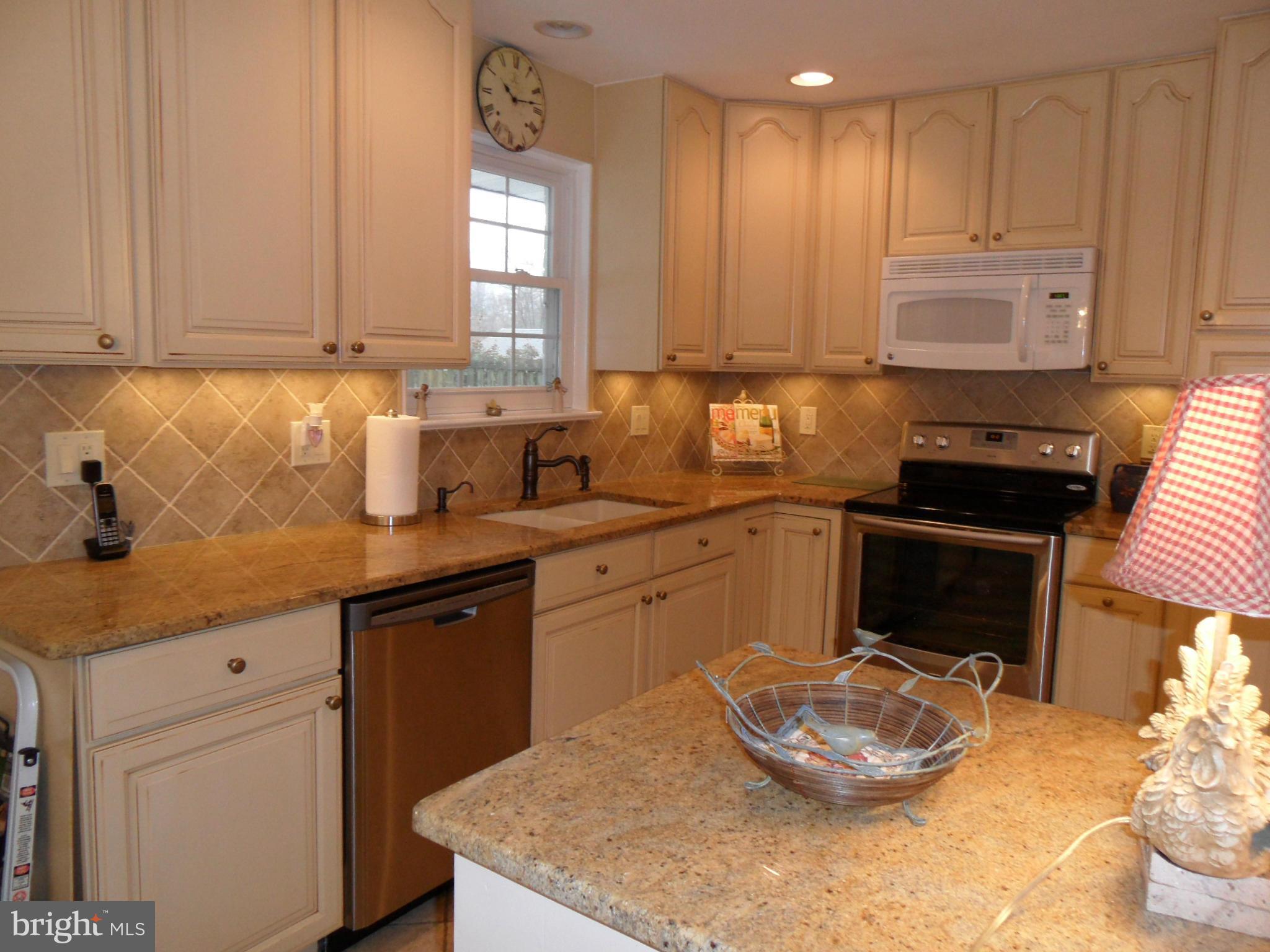 5220 Garner Street Springfield, VA 22151 - Photo 8 of 29 Kitchen