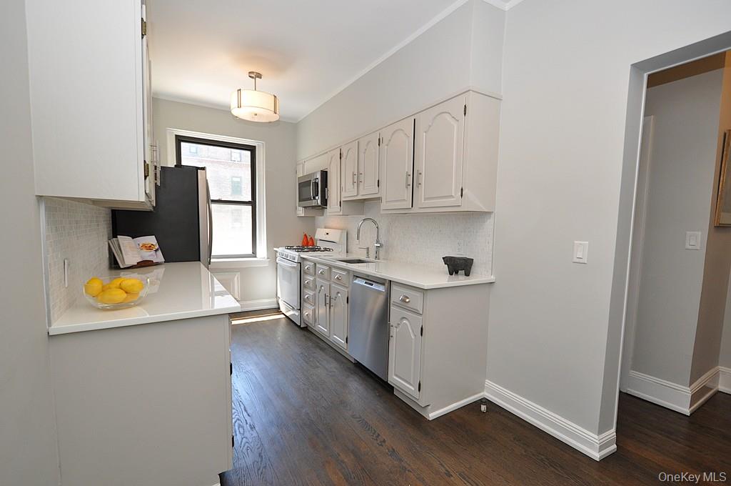 143 Garth Road, Unit 4P Scarsdale, NY 10583 - Photo 14 of 44 Updated Eat-In-Kitchen has Quartz counters and stainless steel appliances.
