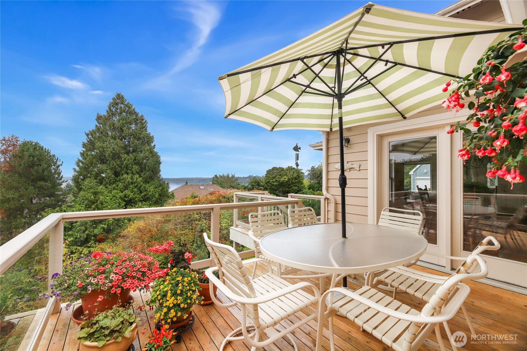 621 Southwest 295th Place Federal Way, WA 98023 - Photo 11 of 35 a patio with a table and chairs and potted plants