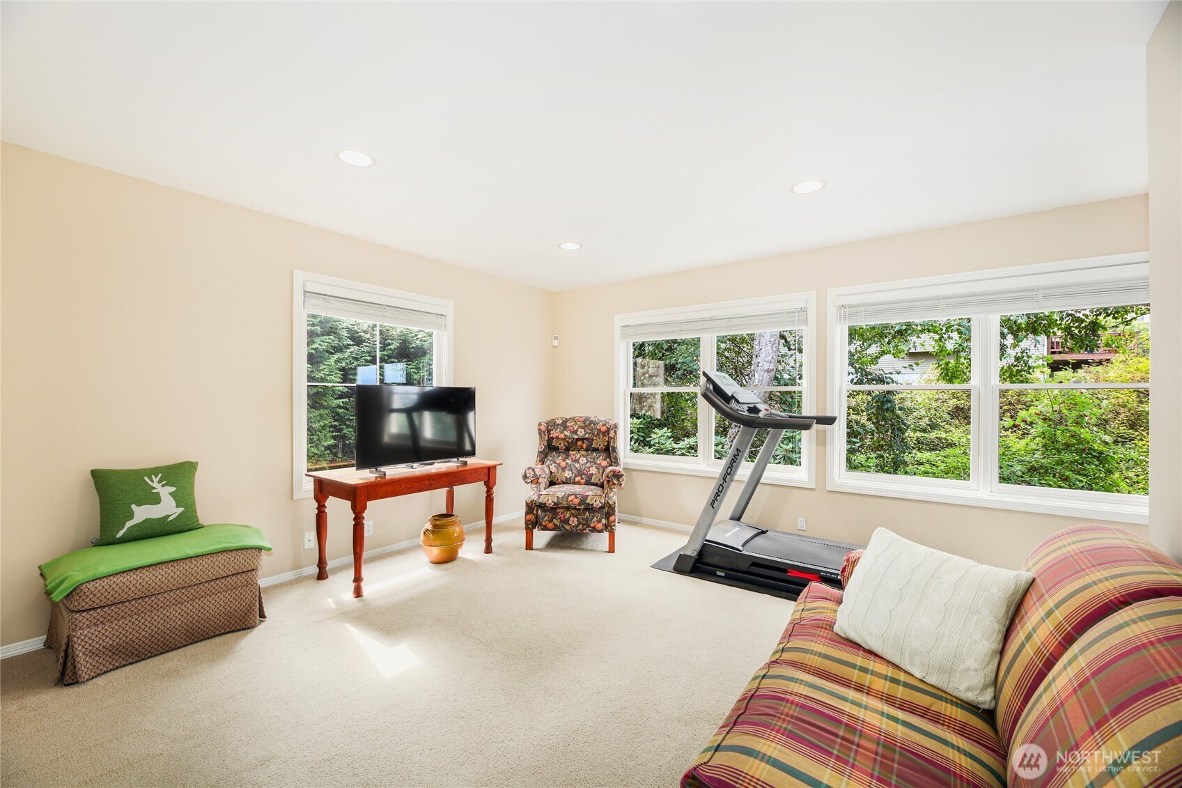 621 Southwest 295th Place Federal Way, WA 98023 - Photo 33 of 35 a living room with furniture and a table