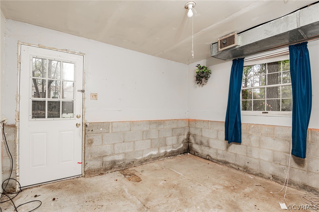 9333 Carbe Road North Chesterfield, VA 23236 - Photo 25 of 34 an empty room with windows