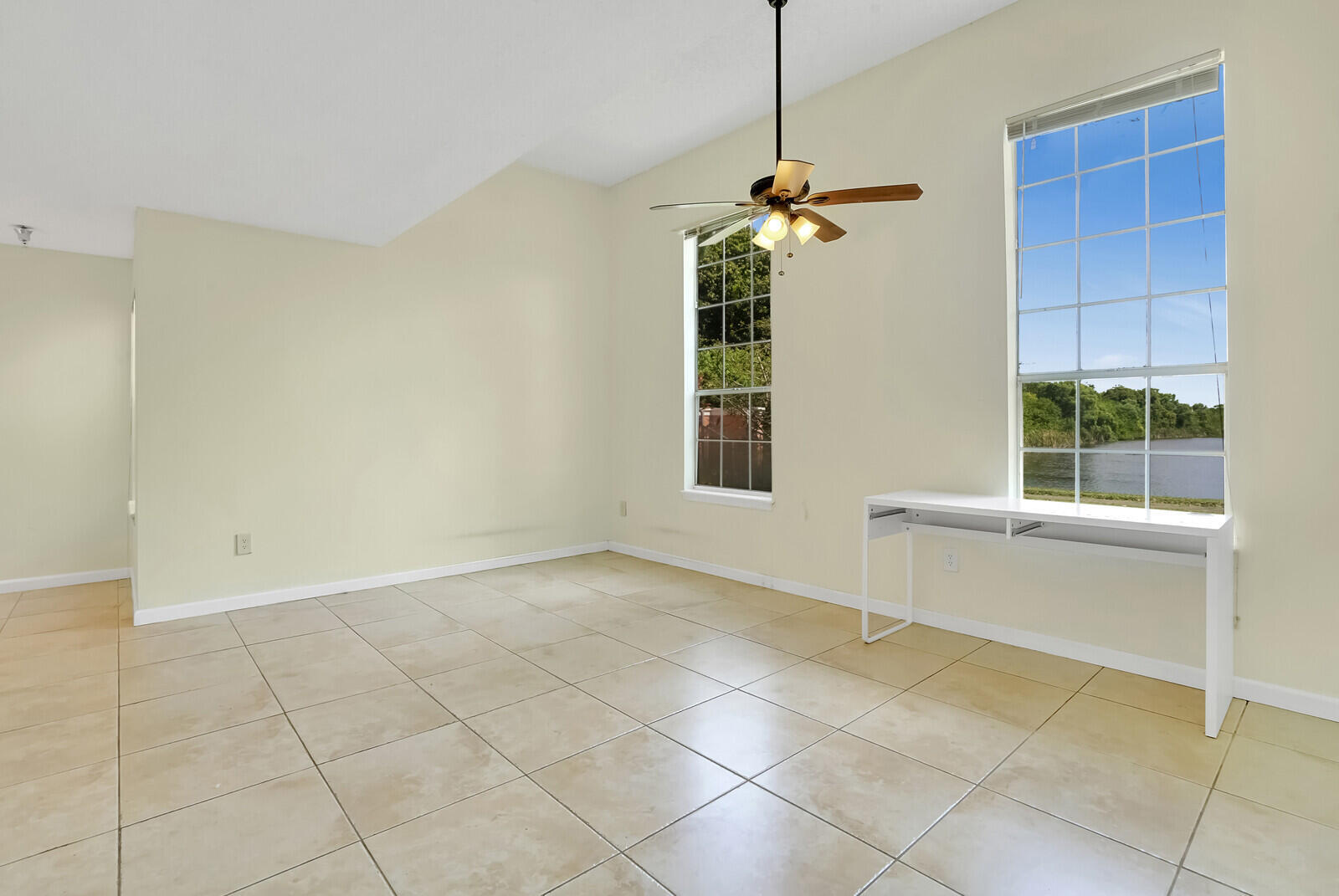 1385 Crystal Way, Unit M Delray Beach, FL 33444 - Photo 6 of 29 Living Room