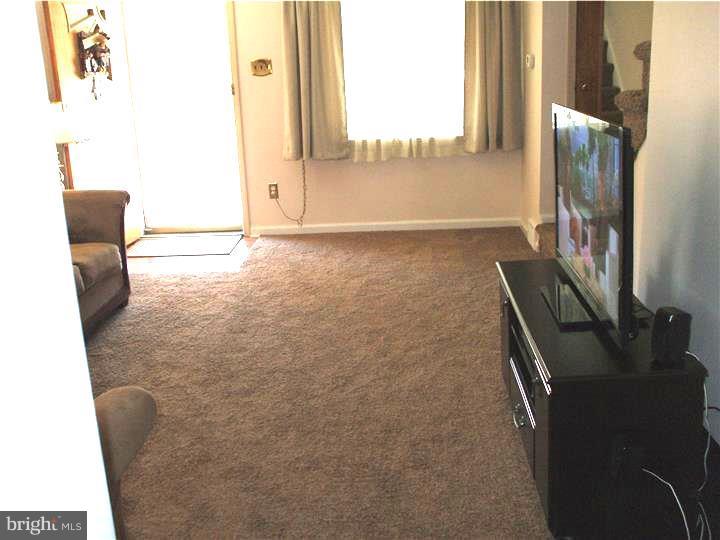 2001 Heather Road Folcroft, PA 19032 - Photo 3 of 16 Living Room